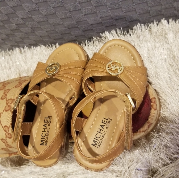 Authentic Michael Kors toddler wedged sandals - Picture 7 of 7